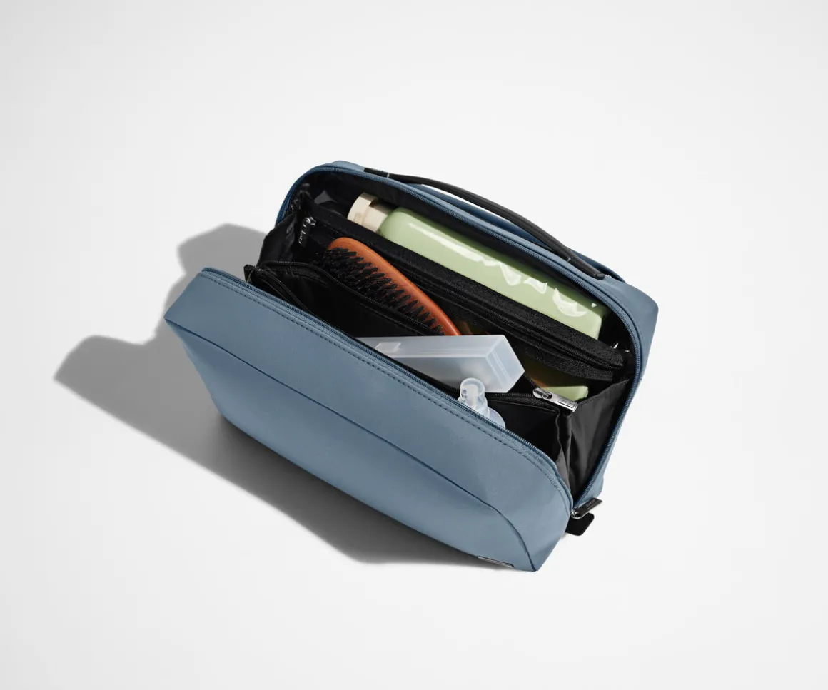 The Large Toiletry Bag in Coast Blue